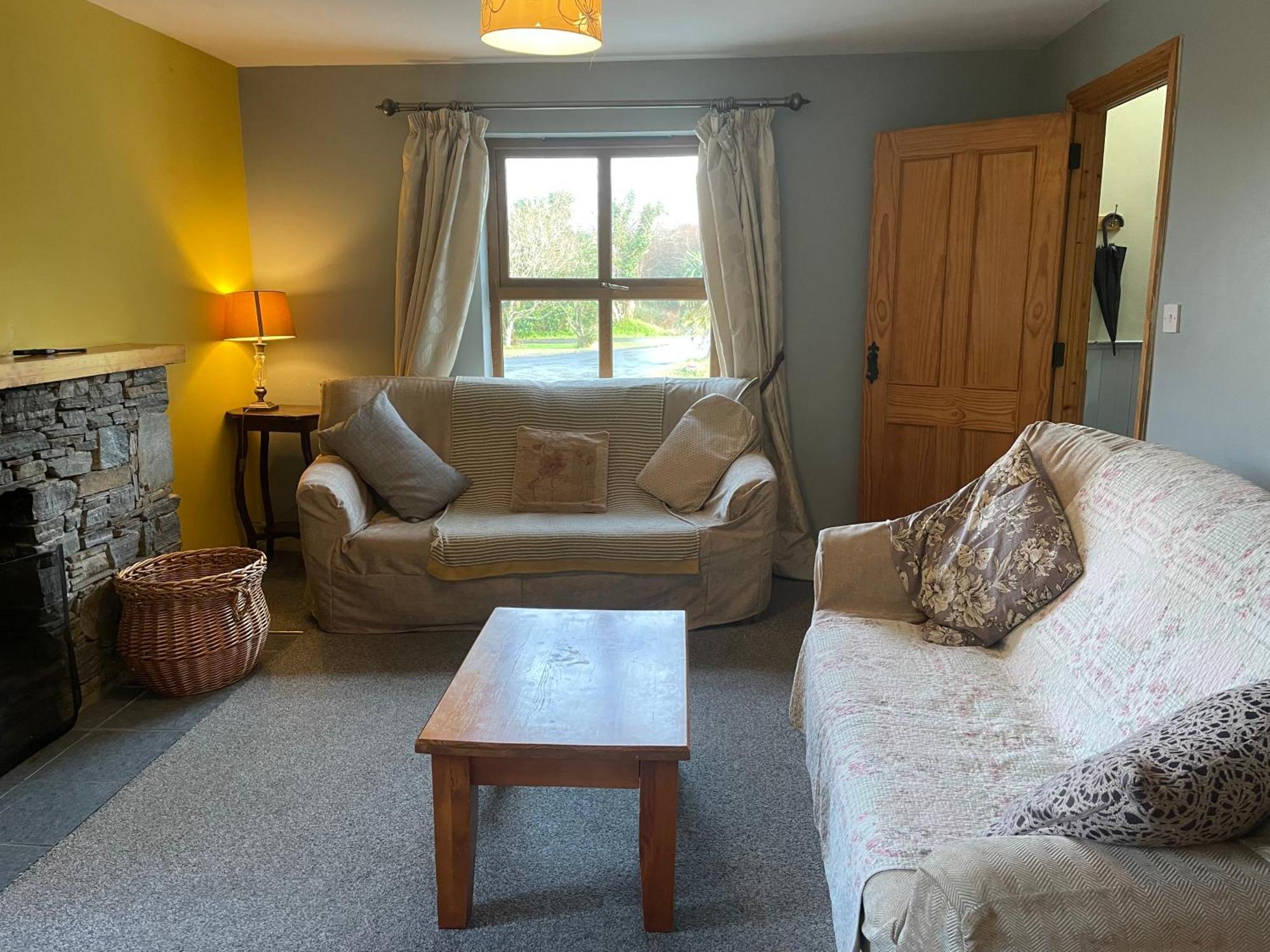 Letterfrack Farm Cottage In Village On A Farm Beside Connemara National Park エクステリア 写真